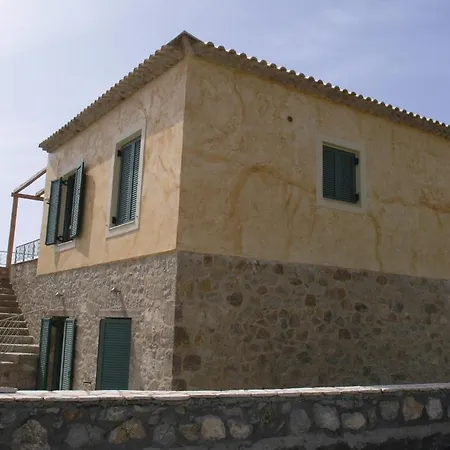 Three-bedroom Holiday In Finikounda-messinias Grizokambos
